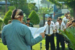 Kepala Museum NAsional Indonesia membacakan sambutan Mendikbud pada upacara peringatan Hardiknas di Museum Nasional Indonesia, 2 Mei 2018