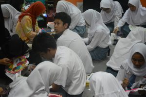 Siswa SMA Mengikuti workshop membatik di Museum Nasional