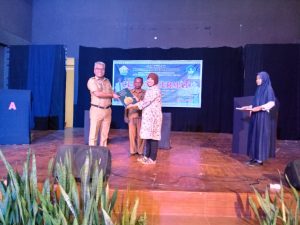 Kepala UPTD Museum dan Taman Budaya Sulawesi Tenggara menerima souvenir dari Museum Nasional