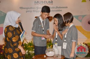 Salah satu kontingen provinsi mengambil undian grup Lomba Cerdas Cermat Museum SMP/MTs Tingkat Nasional