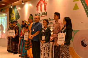 Penyerahan piala juara harapan dan hadiah oleh Kepala Museum Nasional, Drs. Siswanto, MA