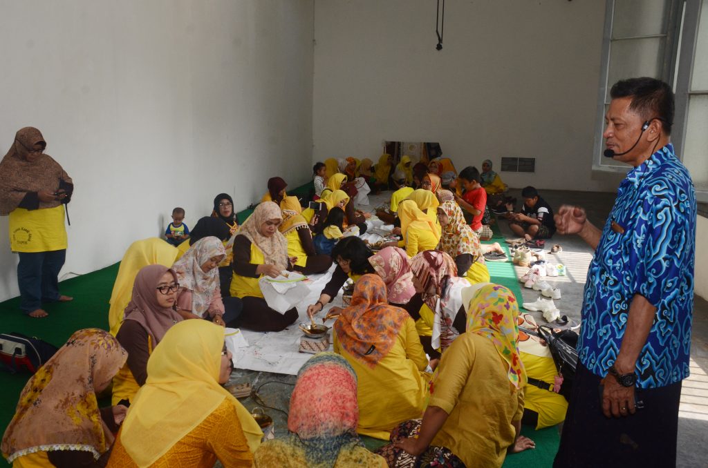 Guru - guru TK Workshop Membatik di Museum Nasional