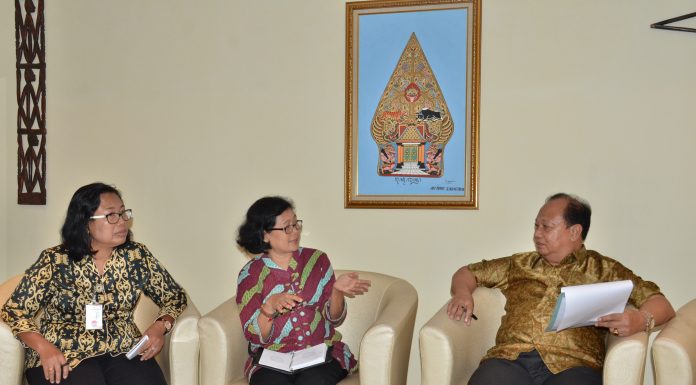 Dra. Sri Patmiarsih, M.Hum menjelaskan tentang pengelolaan dan pelayanan di Museum Nasional