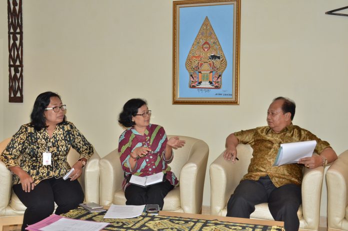 Dra. Sri Patmiarsih, M.Hum menjelaskan tentang pengelolaan dan pelayanan di Museum Nasional