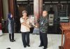 Kepala Museum Nasional menerima Piala Bergilir Mendikbud