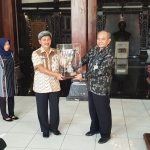 Kepala Museum Nasional menerima Piala Bergilir Mendikbud