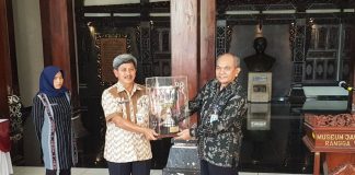 Kepala Museum Nasional menerima Piala Bergilir Mendikbud