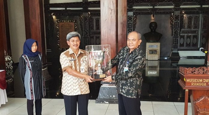 Kepala Museum Nasional menerima Piala Bergilir Mendikbud