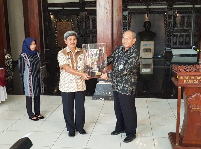 Kepala Museum Nasional menerima Piala Bergilir Mendikbud