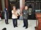 Kepala Museum Nasional menerima Piala Bergilir Mendikbud