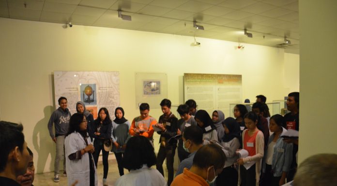 Mahasiswa Jurusan Arkeologi UI Mendengarkan penjelasan