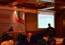 Bapak Asep Kambali Memberikan Paparan tentang Pentingnya Sejarah bagi Generasi Muda