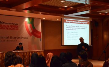 Bapak Asep Kambali Memberikan Paparan tentang Pentingnya Sejarah bagi Generasi Muda