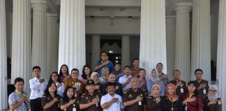 Rombongan Diklat Kejaksaan berfoto bersama di Depan gedung arca