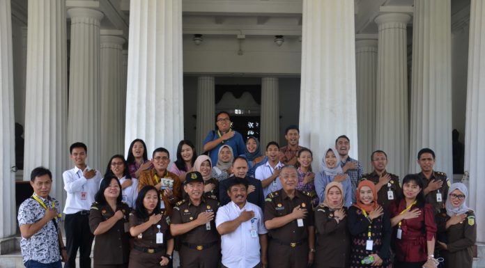 Rombongan Diklat Kejaksaan berfoto bersama di Depan gedung arca