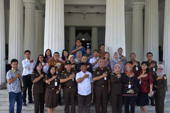 Rombongan Diklat Kejaksaan berfoto bersama di Depan gedung arca