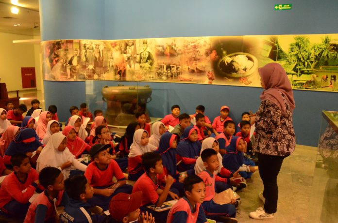 Menjelang Ujian Akhir Semester, Museum Nasional Ramai dikunjungi Siswa