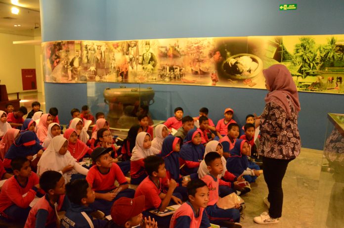 Menjelang Ujian Akhir Semester, Museum Nasional Ramai dikunjungi Siswa