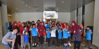 Foto_bersama_murid-murid_SLB_Kembar_Karya