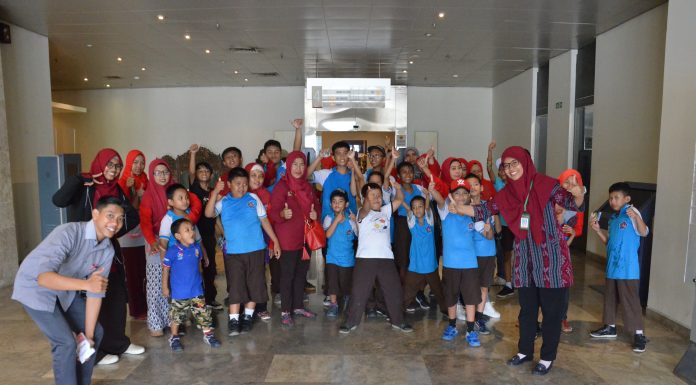 Foto_bersama_murid-murid_SLB_Kembar_Karya