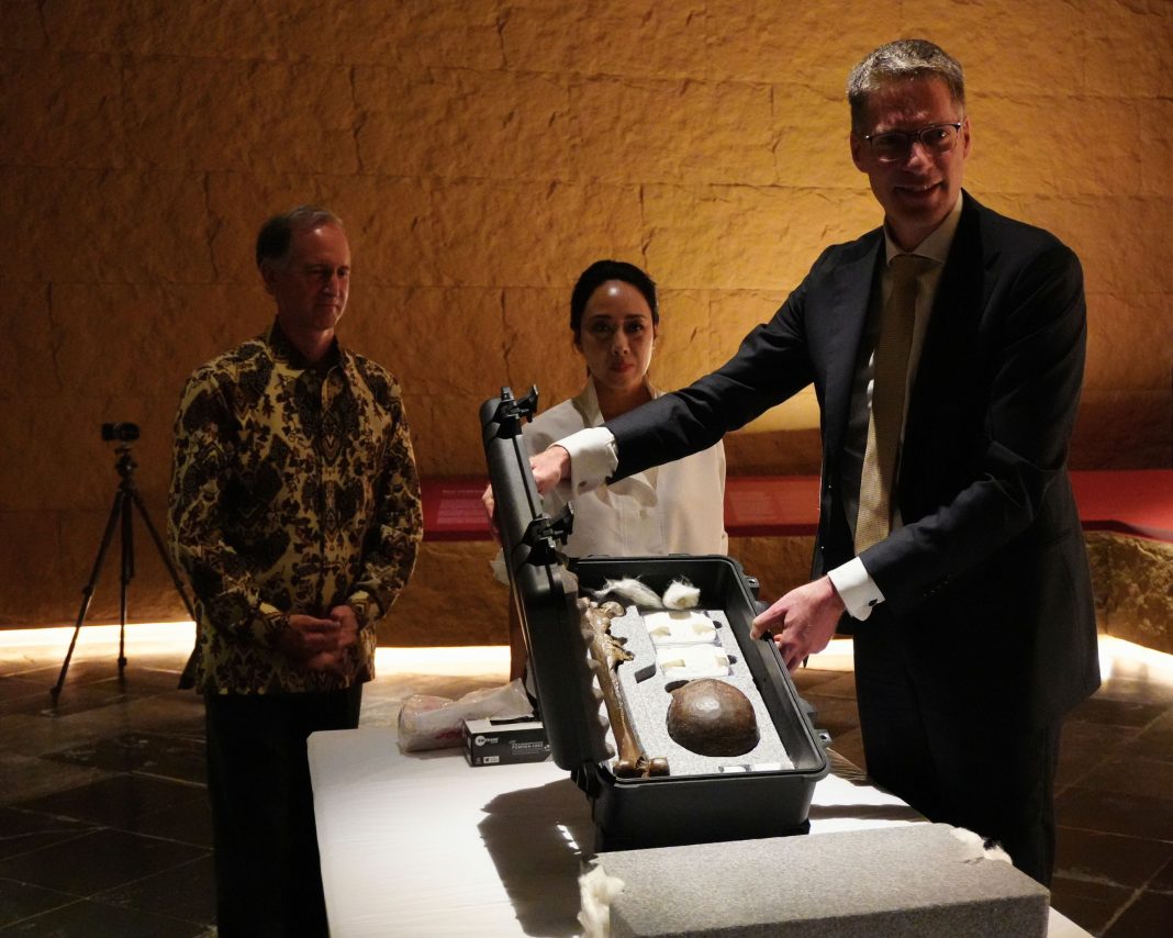 MNI - Penyerahan Koleksi Java Man